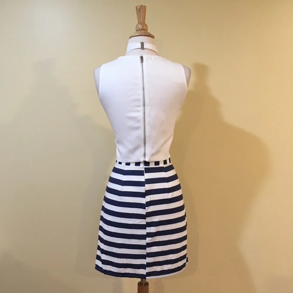 Cross Front Wrap Choker Cropped Top - Picture 6 of 7